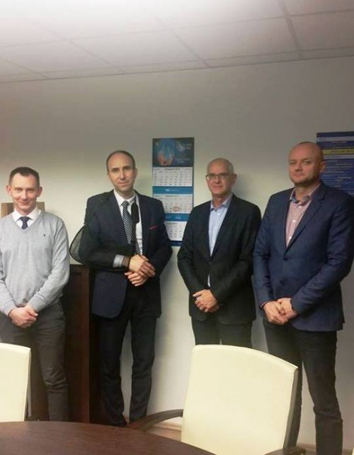 Na zdjęciu: Paweł Wrzesiński Kierownik Oczyszczalni Ścieków w Henrykowie, Rafał Zalesiński Prezes Zarządu-Dyrektor Naczelny MPWiK Sp. z o.o. w Lesznie, mgr inż. Michał Lenartowski Prezes Zarządu EKOCENTRUM Sp. z o.o. i Tomasz Przybyłek Wiceprezes Zarządu EKOCENTRUM Sp. z o.o.